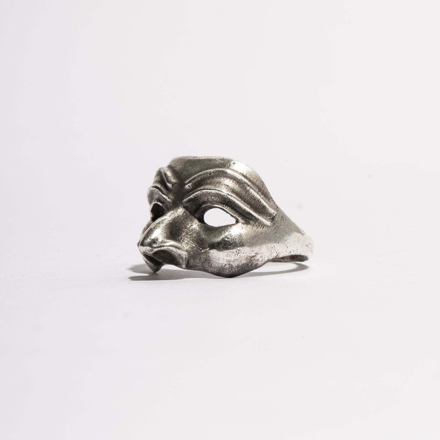 Close-up of the Pantalone Ring showing detailed sterling silver Venetian mask design, handcrafted by Sebamakes in Italy.