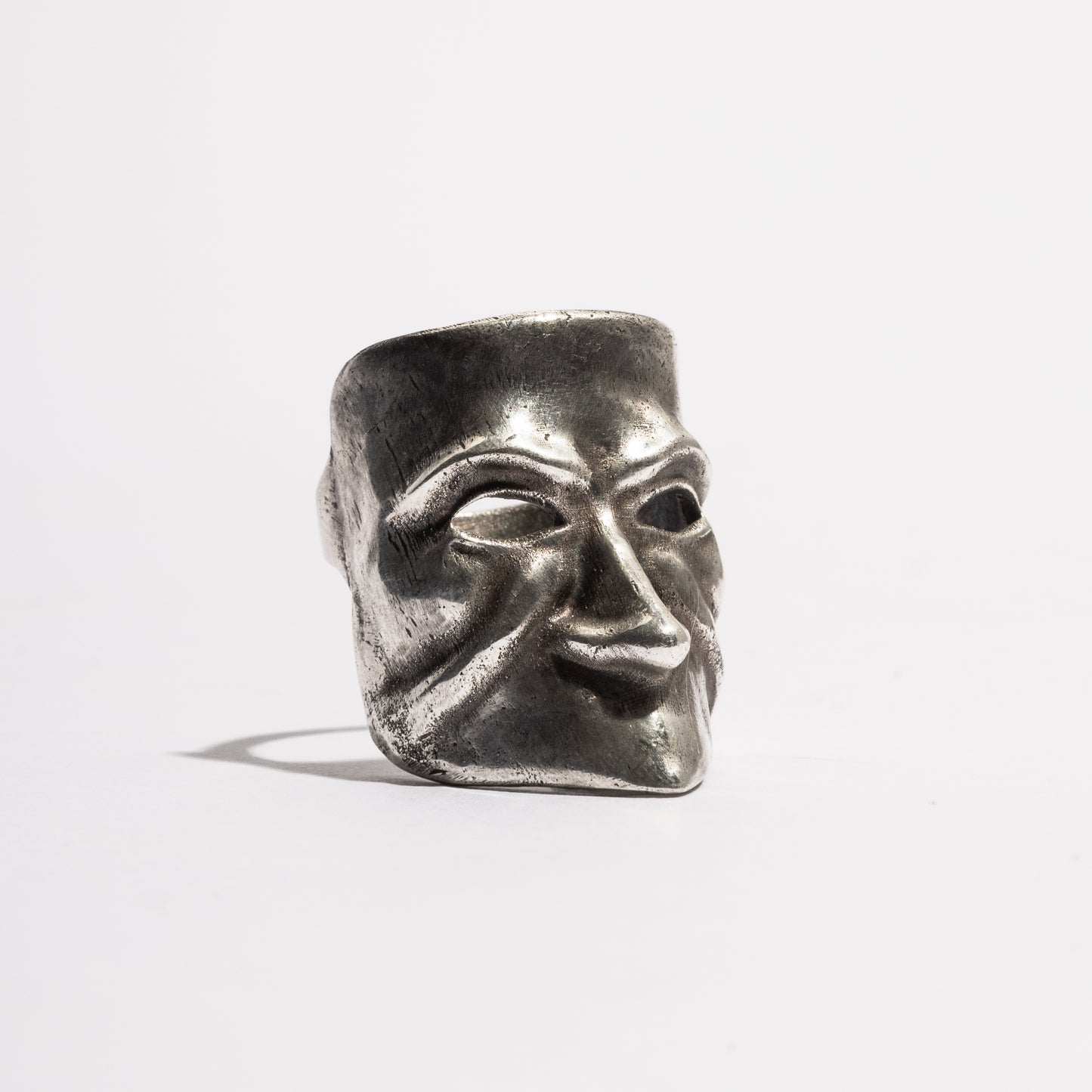 Close-up of the Beuta Ring showing detailed Venetian mask design in sterling silver, handcrafted by Sebamakes in Italy.