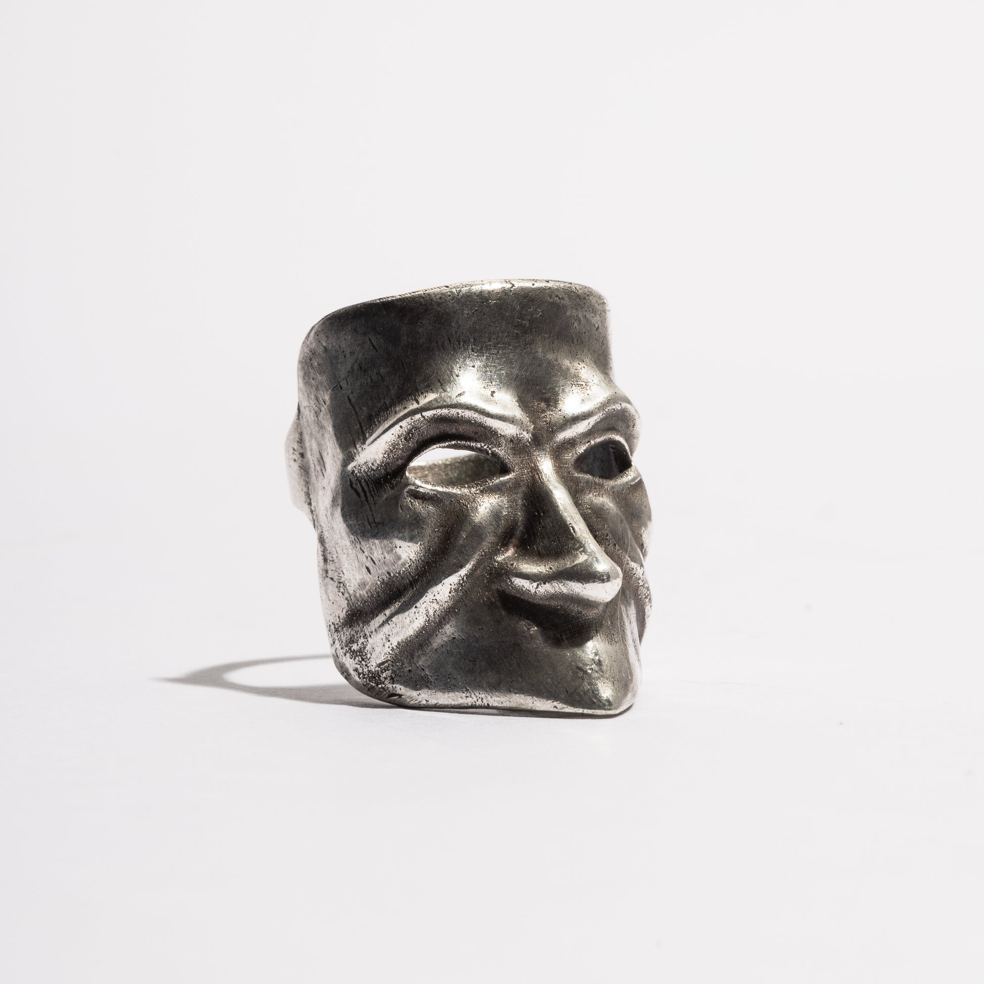 Close-up of the Beuta Ring showing detailed Venetian mask design in sterling silver, handcrafted by Sebamakes in Italy.