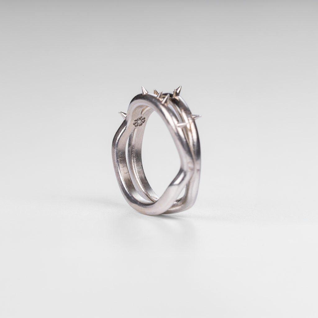 Alternative angled view of the "Brambles" ring by Seba Makes, showing the contrast between the polished silver and the darkened, oxidized crevices of the branch design.