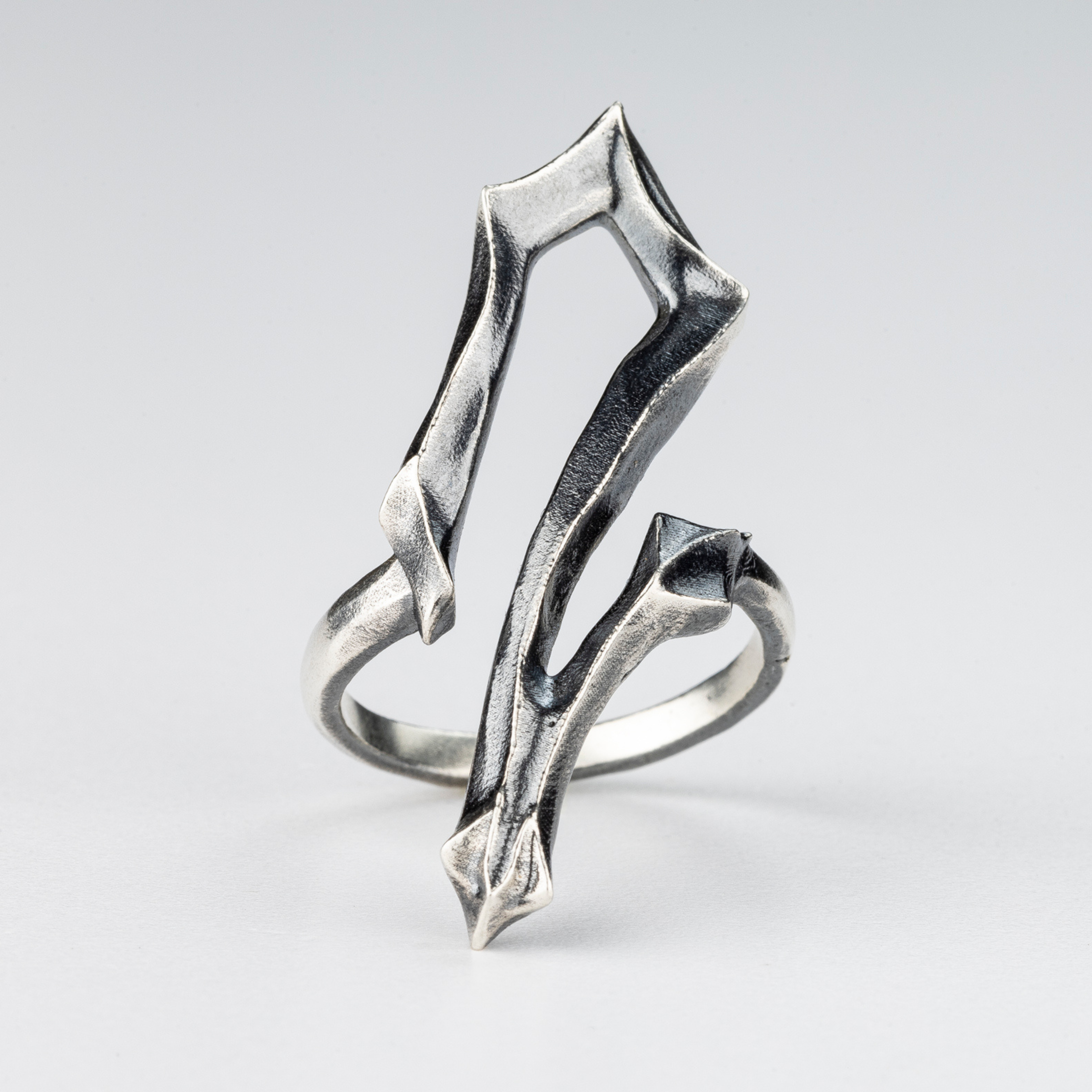 Textured architectural details of the handcrafted 2 Ring in 925 silver.