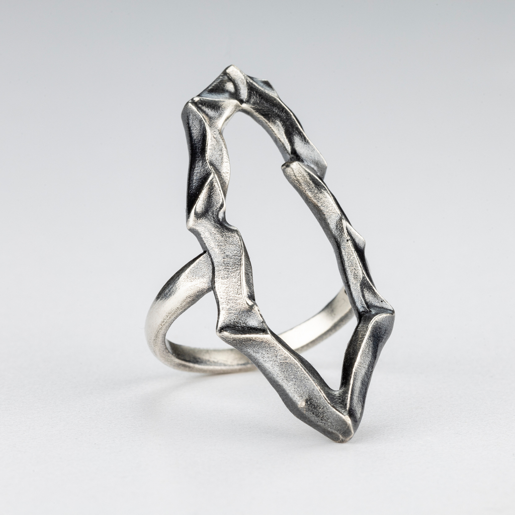 Detail of the Zero Ring in 925 silver – handcrafted gothic structure