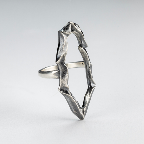 Zero Ring side view – gothic sculptural silver ring shaped as the number zero